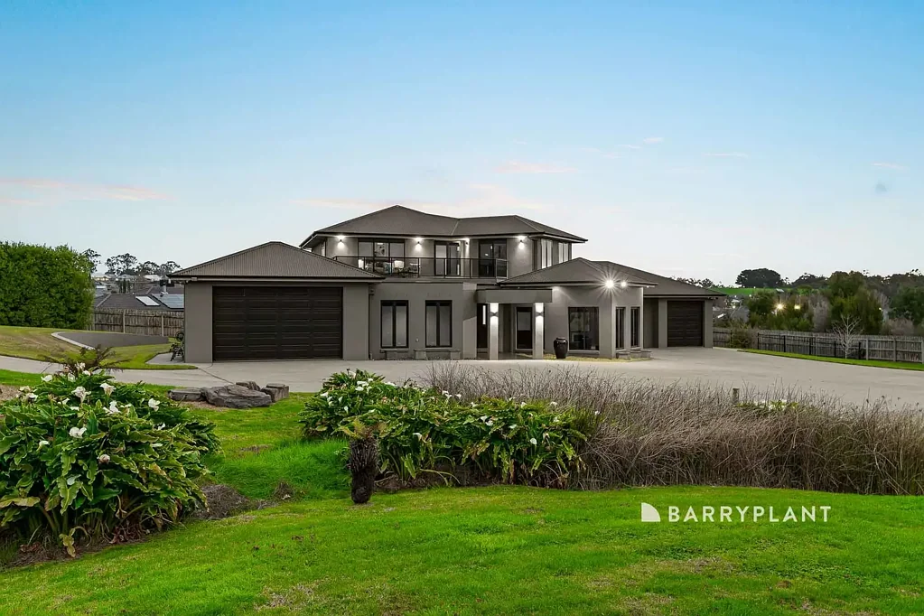 Drouin 5ਬੈੱਡਰੂਮ Private In-Town Oasis with Unrivalled Space, Shedding & Sophistication