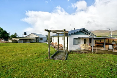 Clinton and Surrounds 3 Bedroom Clinton Home with Bonus Section