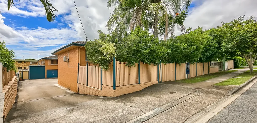 TWO BEDROOM APARTMENT IN PRIME CLAYFIELD LOCATION
