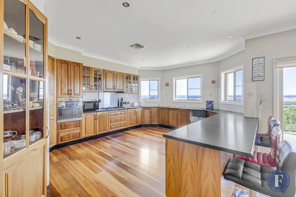 Parkes 6房  Spacious Family Residence with Panoramic Views