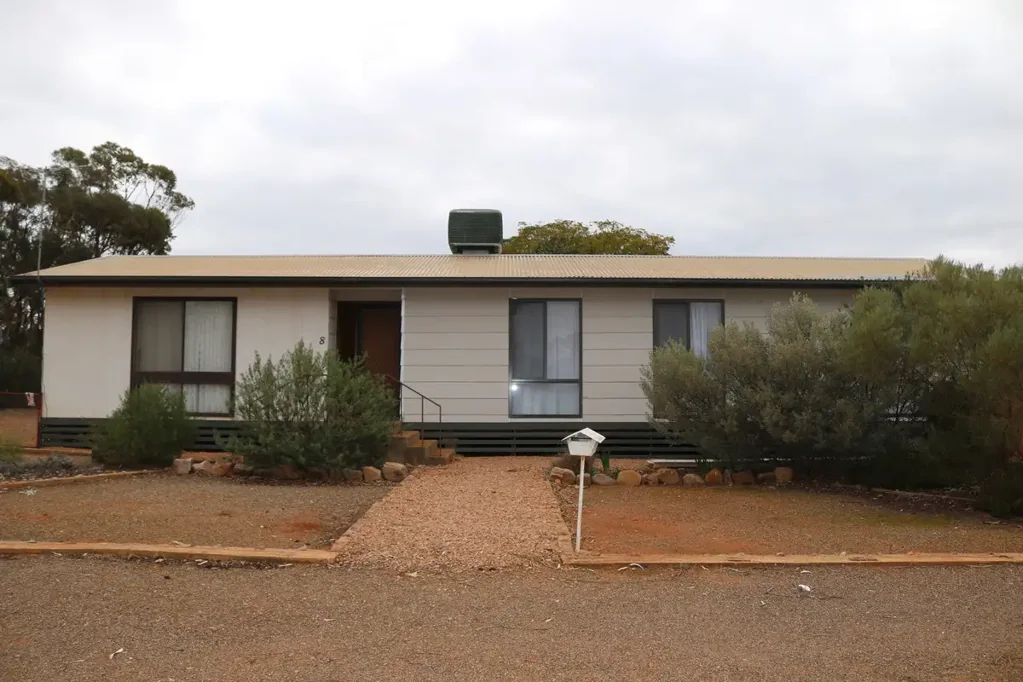 8 Jervois Street, Quorn SA 5433