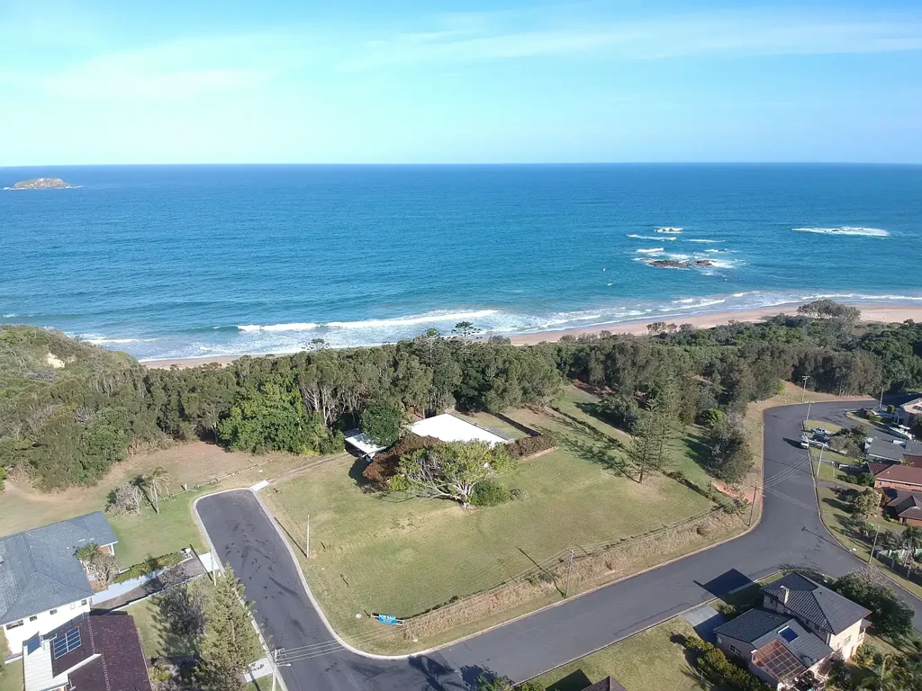 Sapphire Beach Quiet 1495 m2 of land overlooking two beaches and the sea, build using your own design and style. Get your beach home, it's never too late 1000+ FTTP