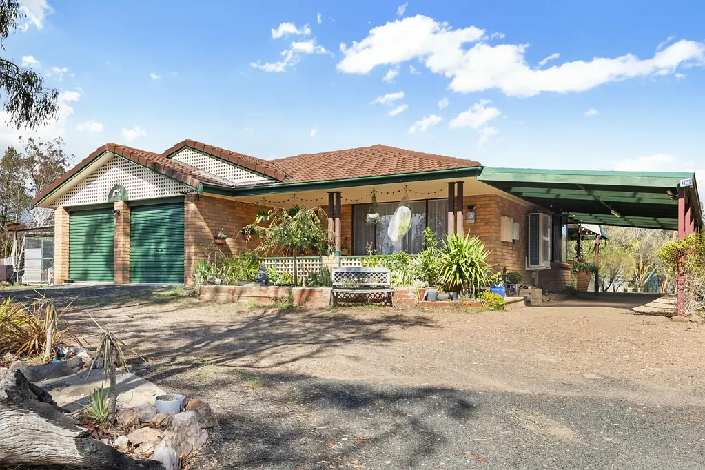 Cooma 5 Slaapkamer Brick family home on 2.1 Hectares