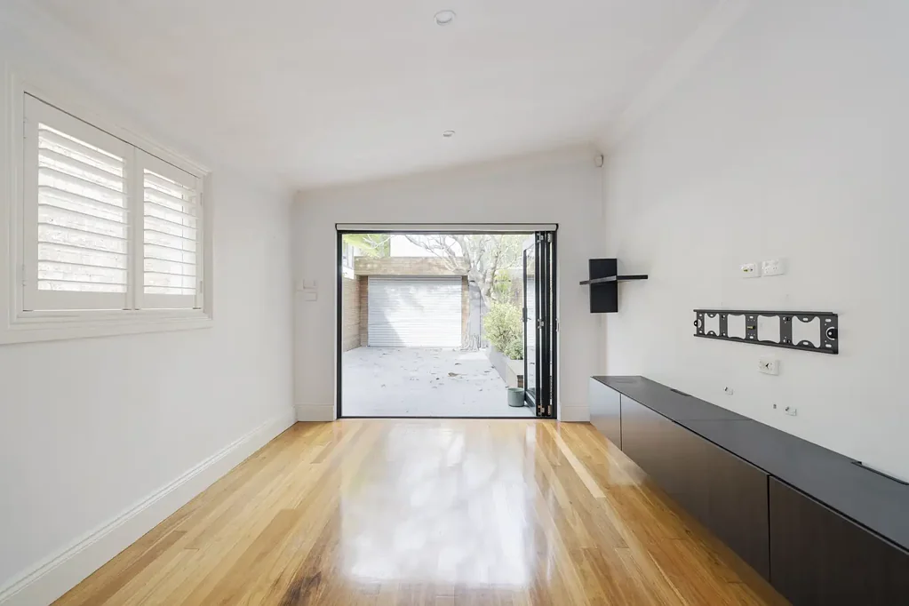 Renovated single level terrace near Golden Triangle