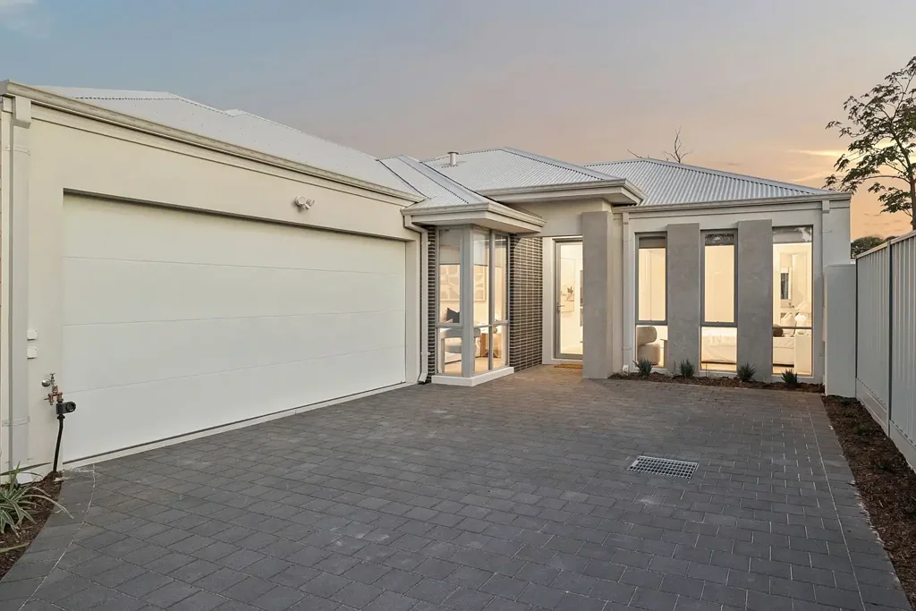 Bayswater 4Phòng ngủ Thoughtfully Designed & Luxuriously Appointed Brand New Home