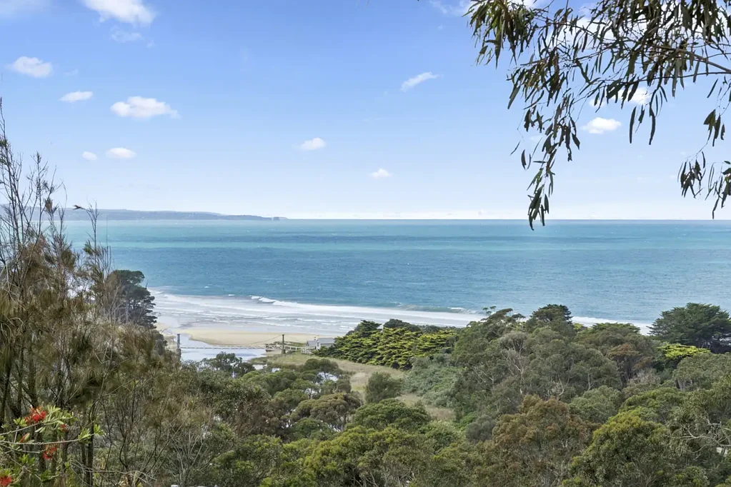 Lorne 3房  RENOVATOR'S DREAM WITH SENSATIONAL BAY VIEWS