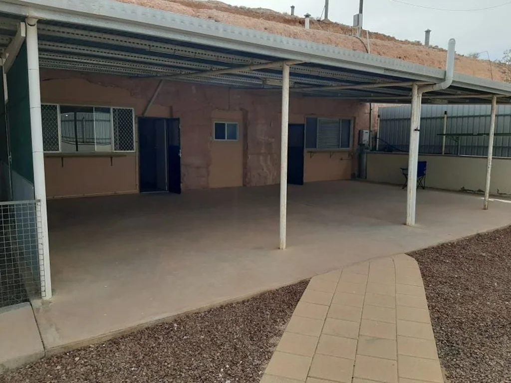 Coober Pedy 5房  2 DUGOUTS IN EXCELLENT CONDITION - GOOD RETURNS
