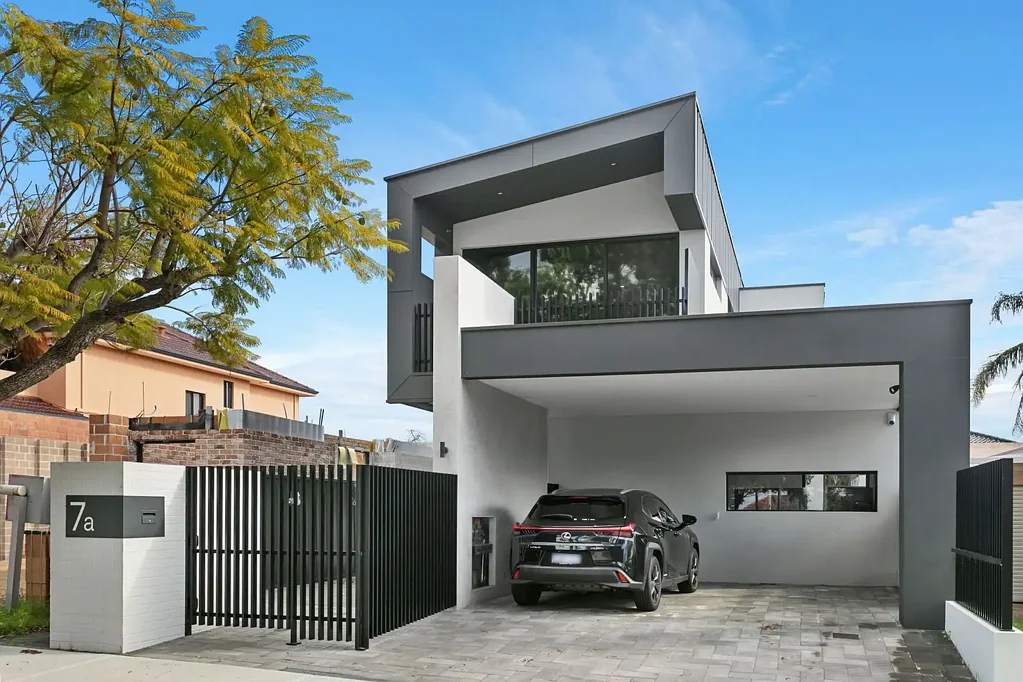 “The home and the lifestyle in equal parts. Executive luxe with tree & city views.”