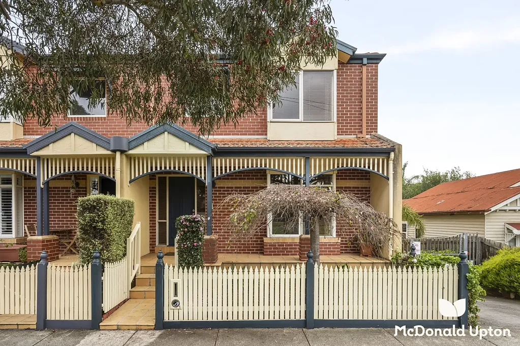 Essendon 3 Slaapkamer Spacious, Sumptuous & Steps to Everything