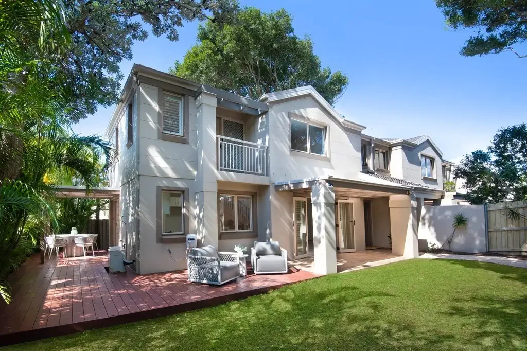 Mona Vale 3कमरा Light Filled Townhouse with Space, Privacy and Village Convenience