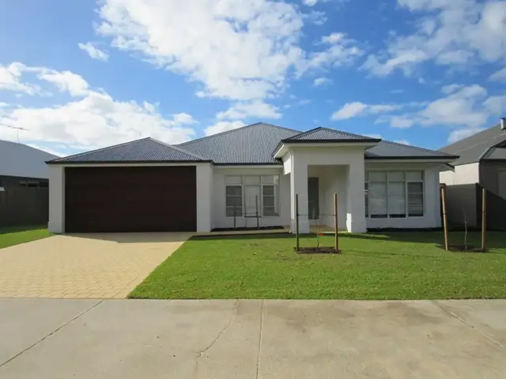 Spacious family home with 5 bedrooms, 3 bathrooms & side access