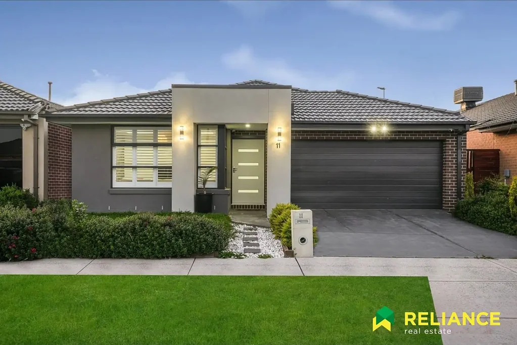 Modern Family Home with Two Living Areas in Cloverton Estate