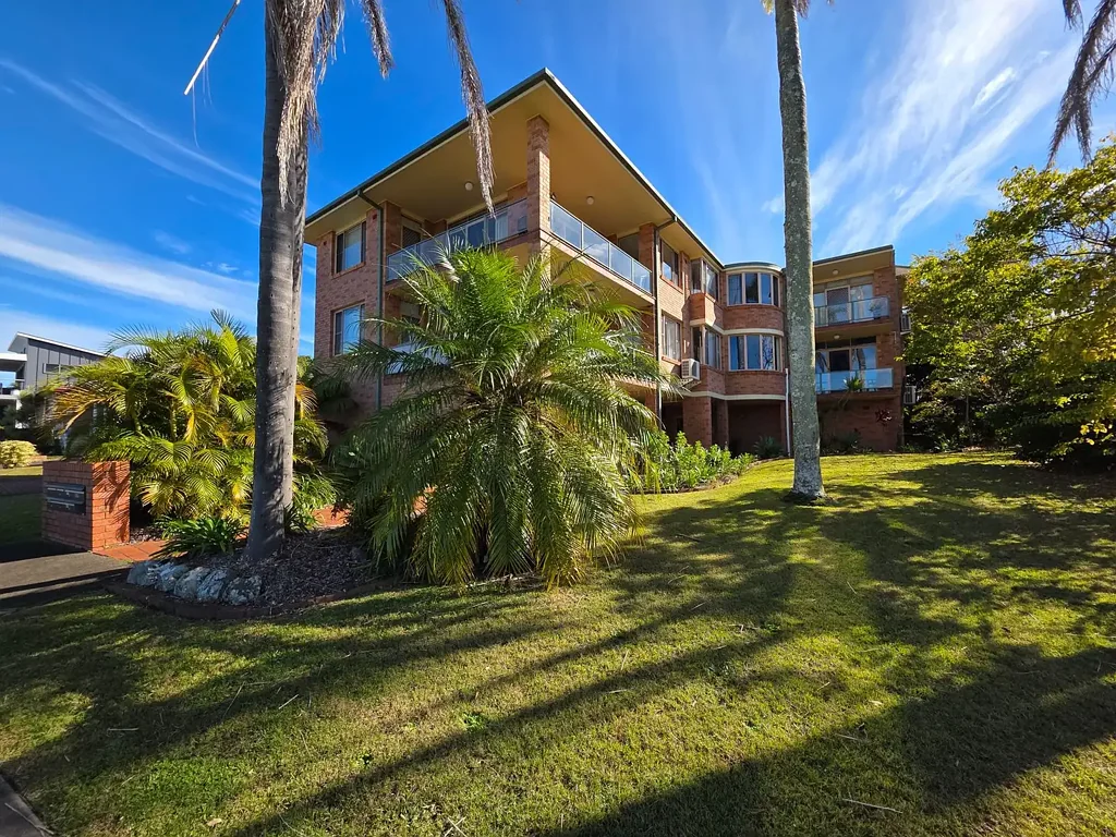 Fully Furnished Retreat with Stunning Manning River Views