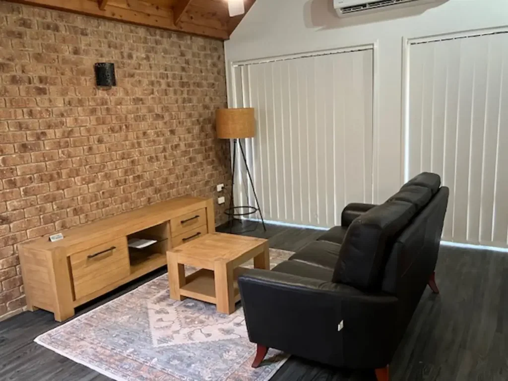 Fully Furnished 2 Bedroom Townhouse with 2 Car Spaces in Convenient Robertson Location