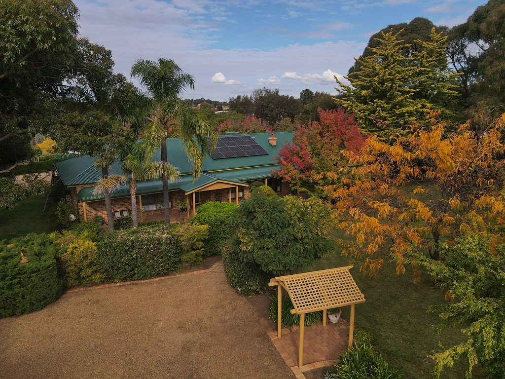 Forbes 4chambre Ray White Forbes - 02 6851 1411