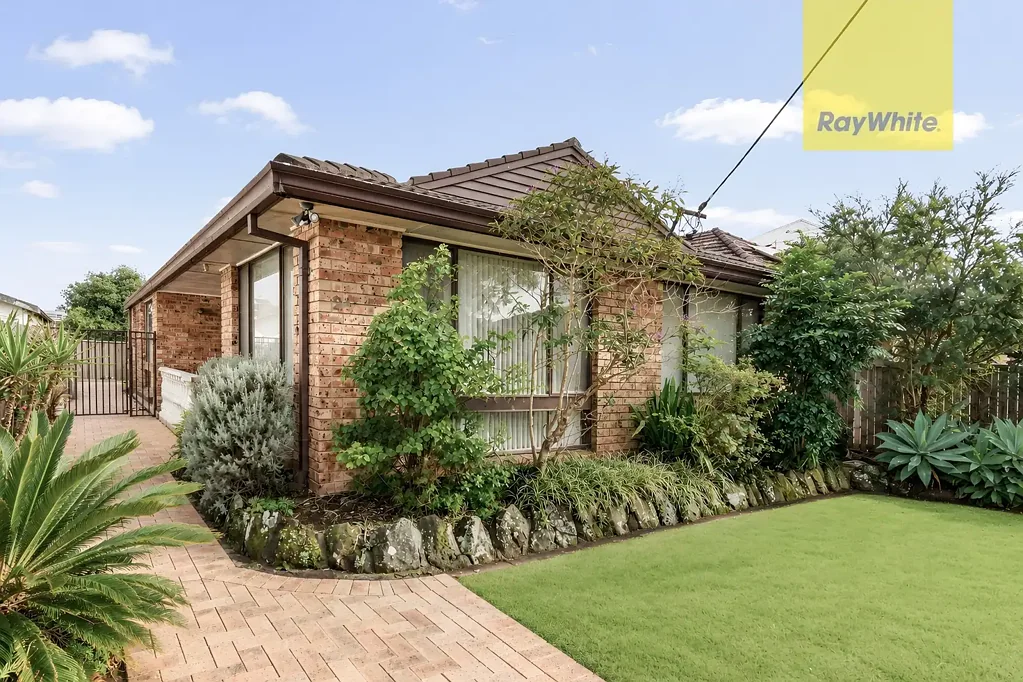 Granville 3Moenga Spacious Family Home - Open-Plan Living & RARE 2 Street Frontage