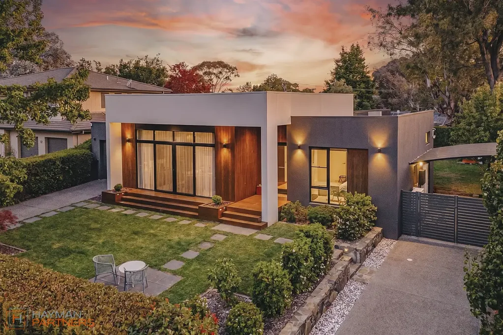 Red Hill 4ห้องนอน Designer craftsmanship with a north-facing aspect
