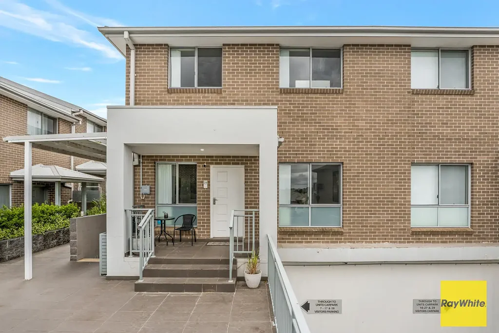 Casula 4房 全砖结构 4卧3卫 宽敞客厅 厨餐一体 2车位 社区便利 Stunning Modern Family Home in Casula