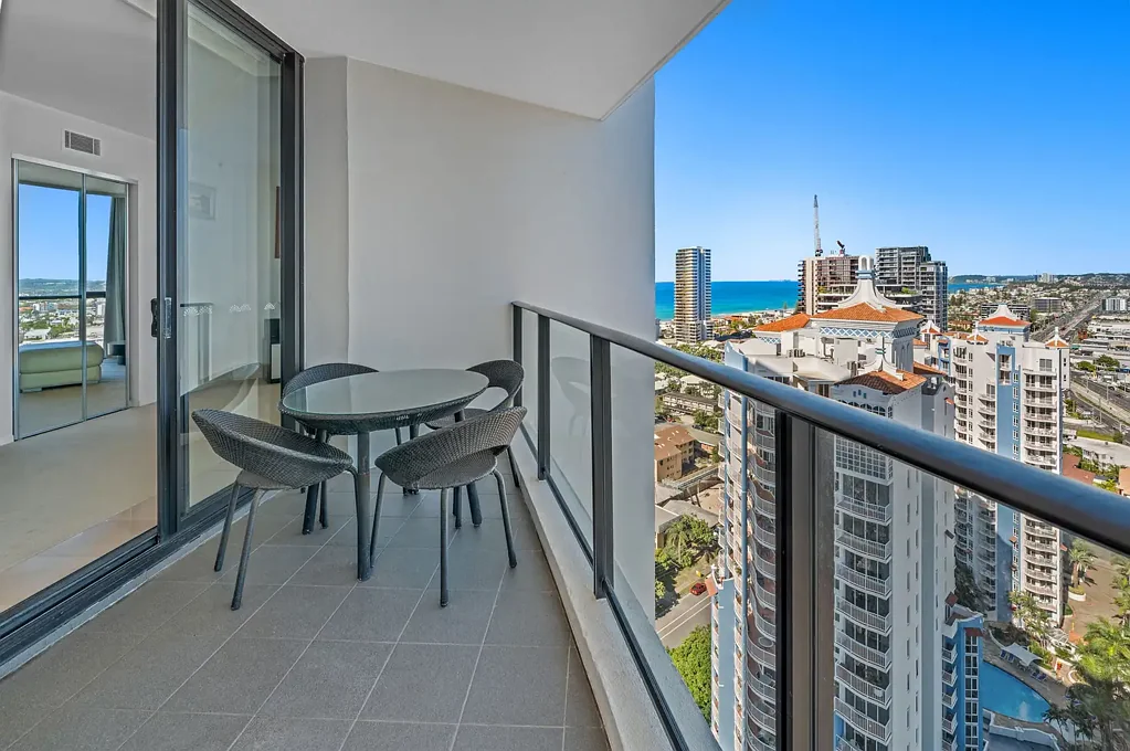 Broadbeach 1房  OVERSIZED 1 BEDROOM + MULTI PURPOSE ROOM (2nd bedroom) STUNNING OCEAN & RIVER VIEWS