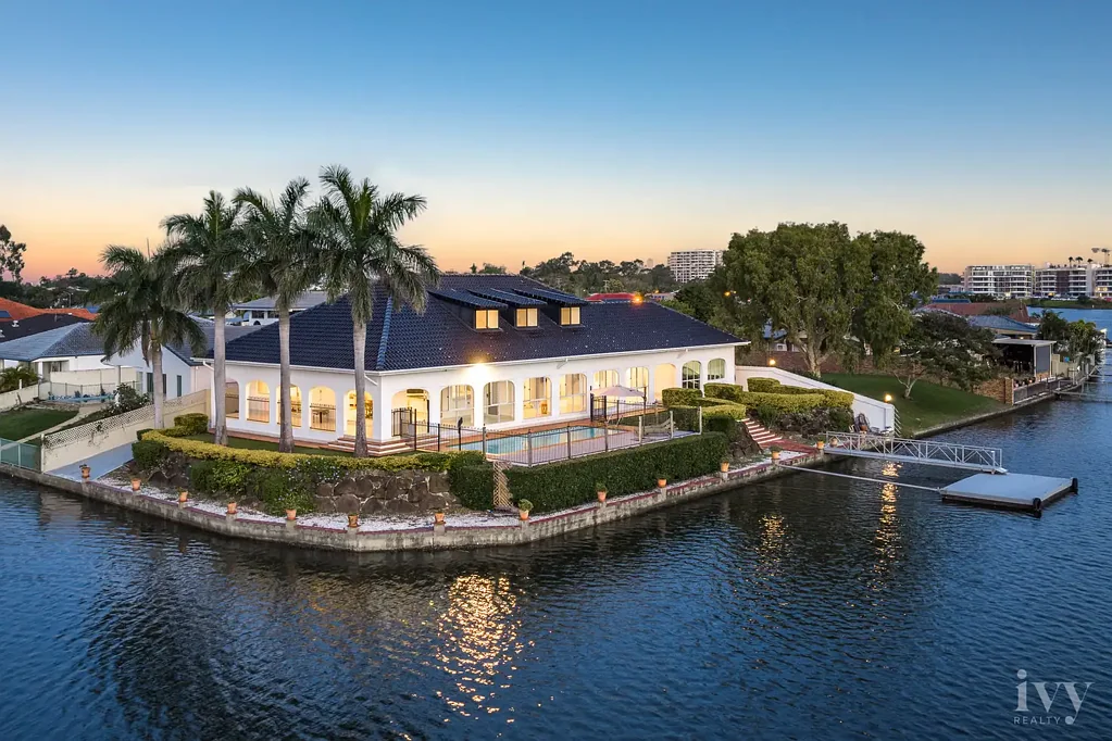 Runaway Bay 6房  One of One North-Facing Waterfront Holding with 61m Frontage