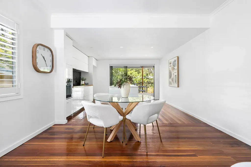 Bardon 3房 迷人住宅 405sqm地块 东北后向 精心翻新 现代舒适 明亮空间 宽敞后院 顶尖学校近便 Character and Contemporary Living in this Charming Creekside Retreat