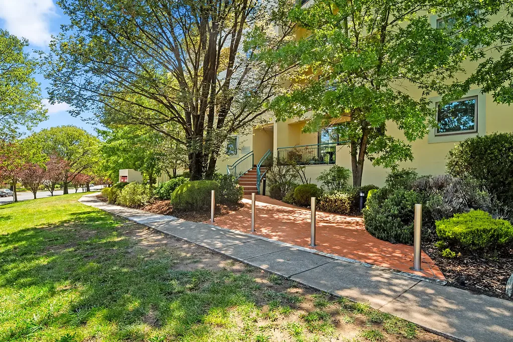 Griffith 2침실 New asking Price- Top Floor with Lift access.