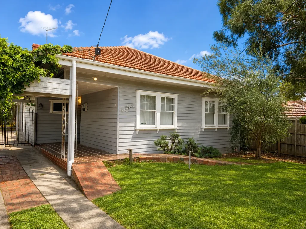 Walking distance to Oakleigh Shopping Center!!