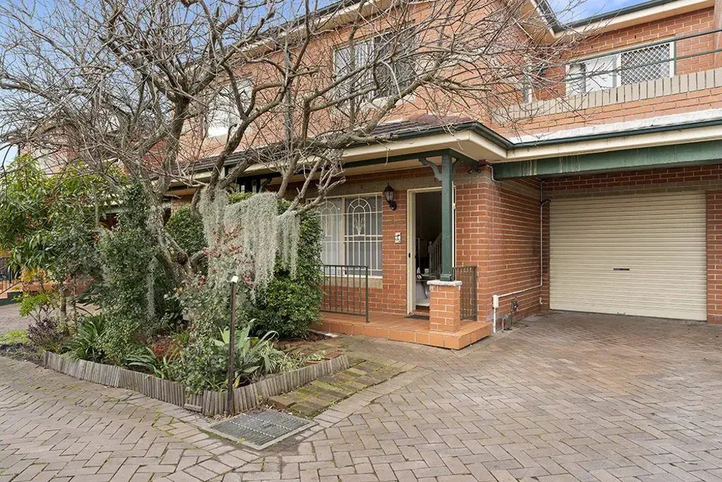 Earlwood 3房 全砖联排别墅，设有户外生活区和灵活的平面布局 Full brick townhouse with outdoor living and flexible floor plan