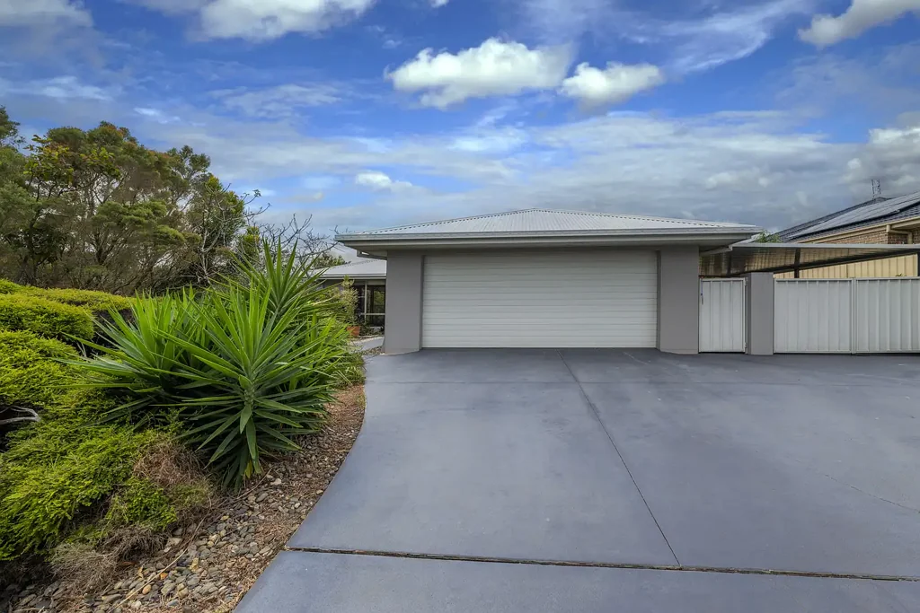 Stunning Family Home at 1 Waverider Cove, Safety Beach