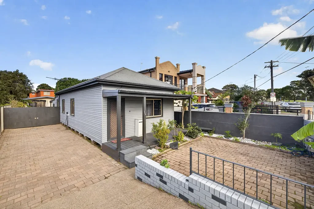 Lakemba 2ਬੈੱਡਰੂਮ Convenience at Your Doorstep | Sunlit Living in the Heart of Lakemba