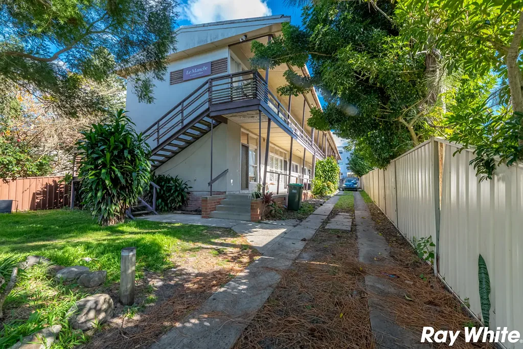 RENOVATED UNIT TWO MINUTES WALK TO LAKE!!