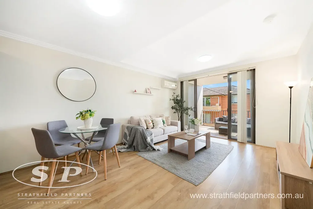 Homebush West 2房 错层布局 采光充足 北向阳台 现代厨房 主卧独立卫浴 双车位 地下室储物 Modern Split-Level Apartment Offering Unbeatable Convenience