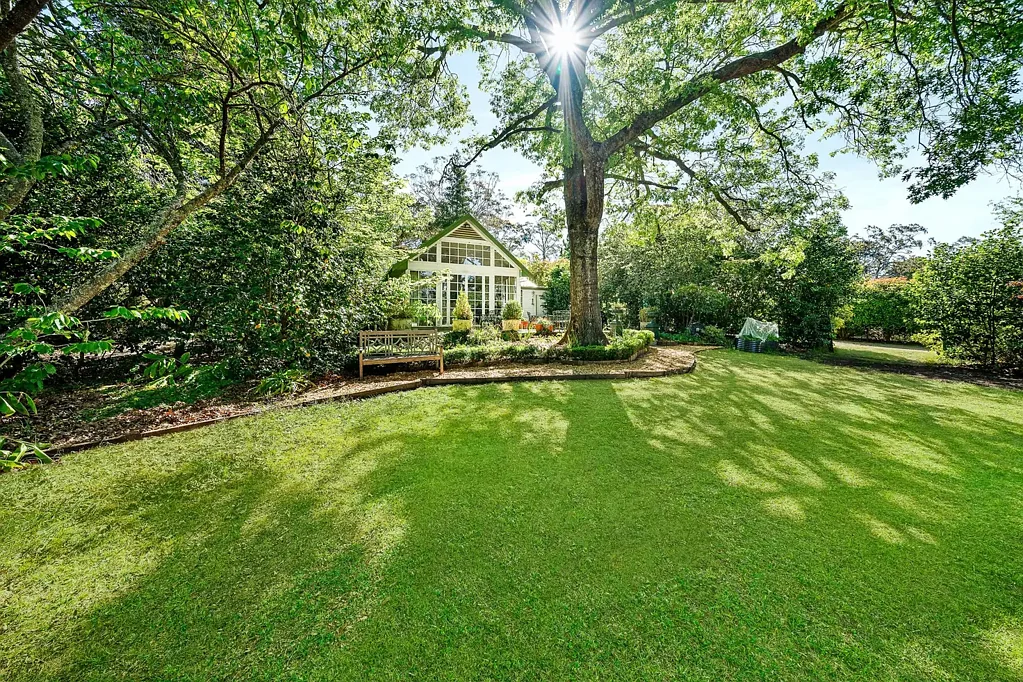 Bullaburra 3 Bedroom Charming Residence Set on Beautifully Landscaped Grounds