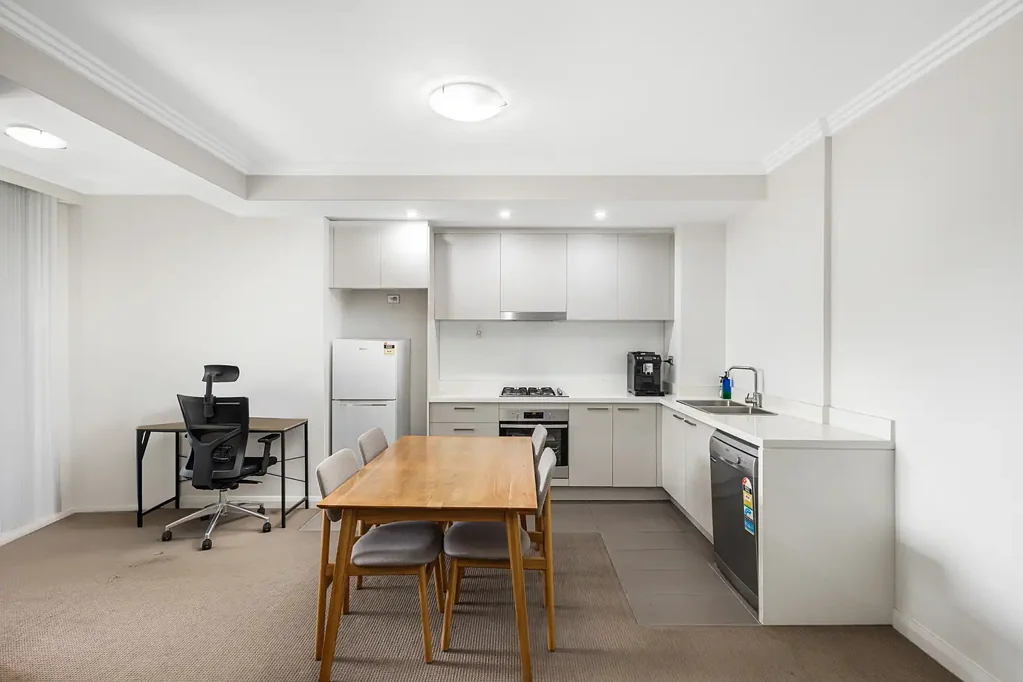 Homebush West 1房 Centenary Park精装公寓 开放式布局 现代厨房 健身房 游泳池 步行便利设施 Resort Style Living in the Heart of Centenary Park