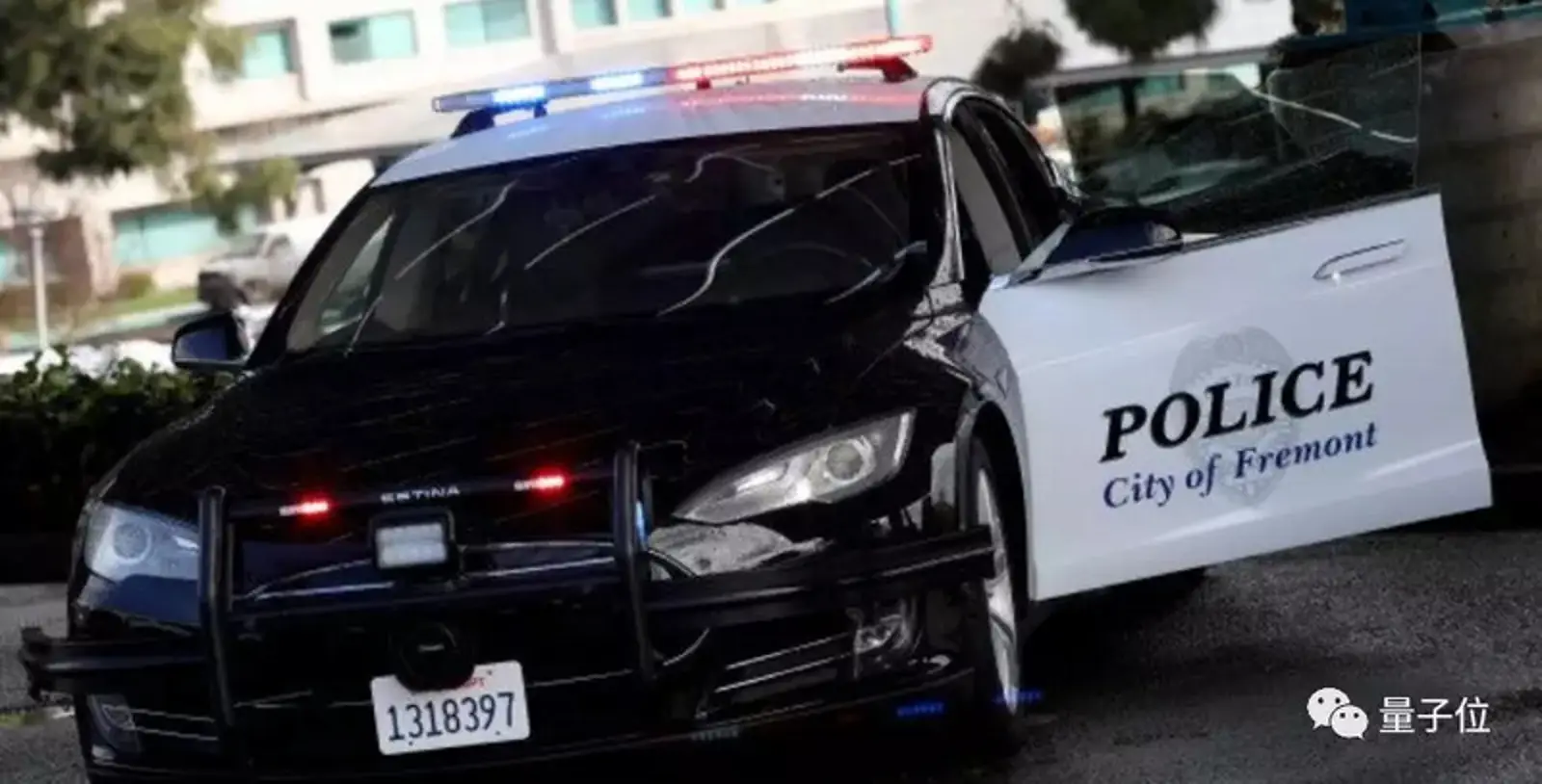 美国警察开特斯拉追疑犯,时速飙到193公里,然后发现没电了