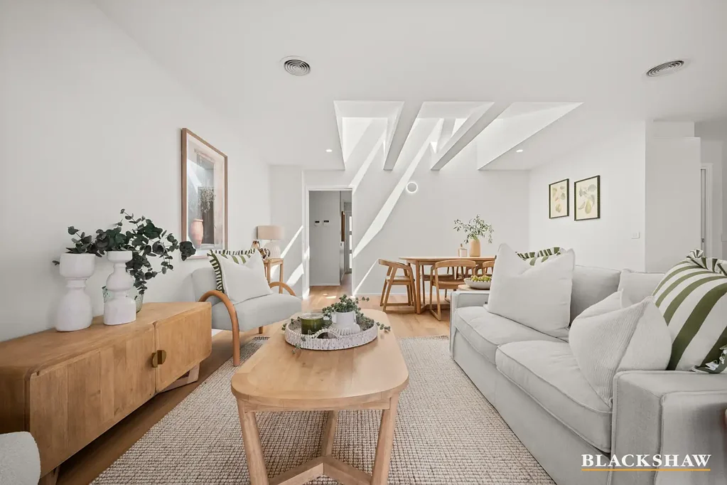 Farrer 4બેડરૂમ Impeccably Updated Residence with Designer Touches