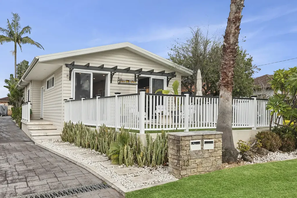 Gymea Bay 3房 Gymea Bay最佳街道 采光充足多生活区 高端厨房带岛台 主卧带套间招生名校 Incredibly Rare Single-Level Home in Blue-Chip Location