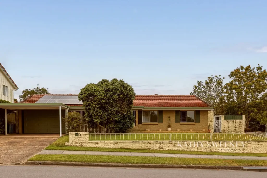 Sunnybank Hills 3房 位于黄金地段的带游泳池全围栏转角地块 Fully Fenced Corner Block with a Pool in a Prime Location
