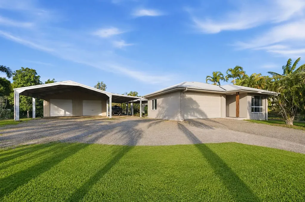 Bluewater Park 3 Slaapkamer Acreage Living with Exceptional Shed Space on 4,718m²