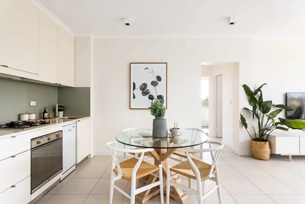 Sunlit Apartment in Ultra Convenient Location!