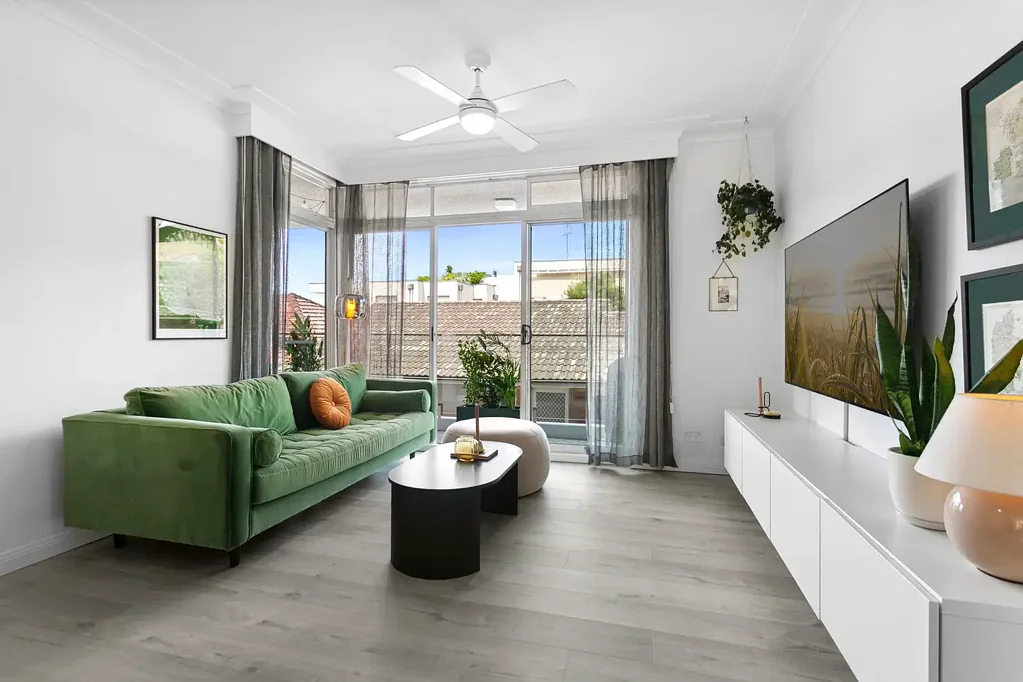 Dee Why 2房 海滩精品 350米 Dee Why 优选一层 十二单元社区 朝东时尚内饰 宽敞客厅 欧洲石材厨房 独特宽敞阳台 低层安全建筑 近升级栏杆 步行海滩 餐饮公园 活力村庄 B线公交 Sun soaked and stylish, the perfect lifestyle retreat