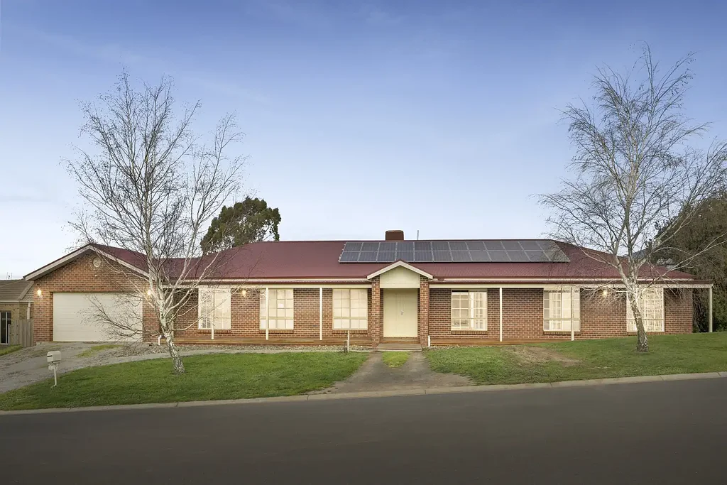 Romsey 4 Bedroom Large Luxury Living