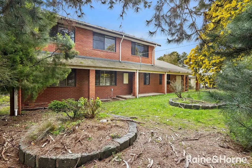 Macedon 4 Bedroom Amazing Opportunity - Large 2299m² (approx) Corner Allotment - Large and Solid Family Home