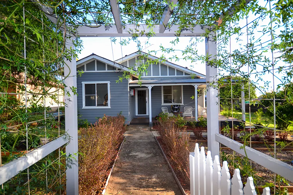 CHARMING THREE BEDROOM RETREAT