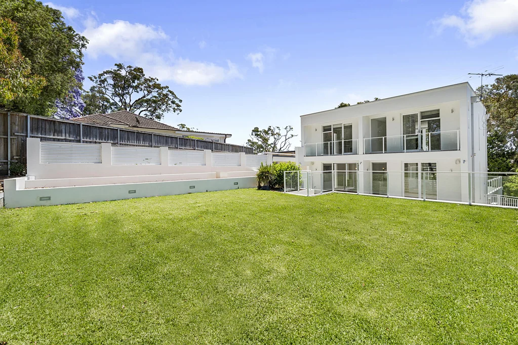 LARGE MODERN FAMILY HOME