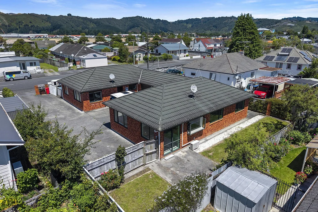 Trentham 6房  Two mirror image 3-bedroom units on one Title