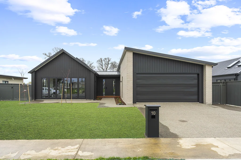 Upper Plain 3Kwarto Brand New Executive Living!