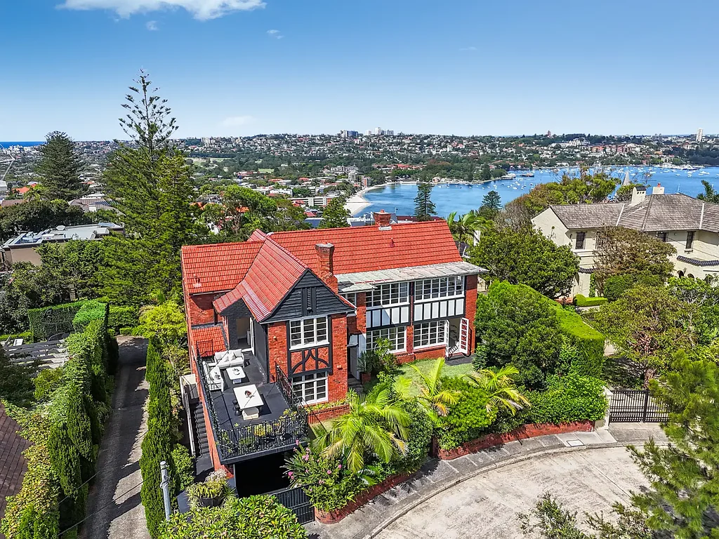 Vaucluse 7房 768平米高地块，俯瞰罗斯湾海滩美景
宽敞室内多起居空间
阳光花园草坪
两现代化厨房，更新浴室
安全停车位
立享舒适，改造潜力
便利购物学校
7房4.5浴，3层布局
高窗光线微风
前后大花园露天座椅
主套房，充足存储空间 Spacious Family Home with Stunning Harbour Views