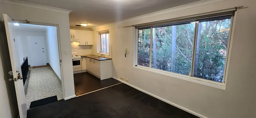 Top floor 1 Bedroom unit with Lock up garage
