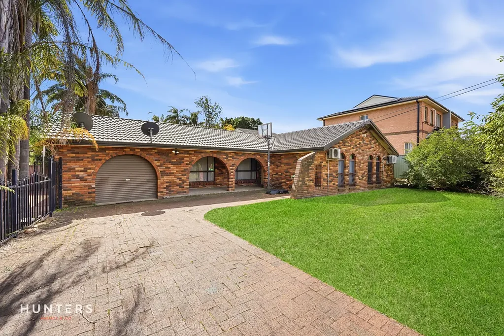 Merrylands 4બેડરૂમ Expansive Brick Family Home on an Exceptional 1,972sqm Parcel